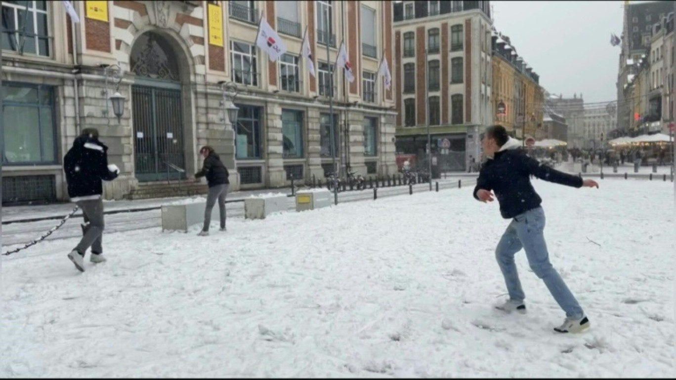 Vue aérienne de Lille sous la neige, le 17 janvier 2024 dans le Nord © Anthony Brzeski