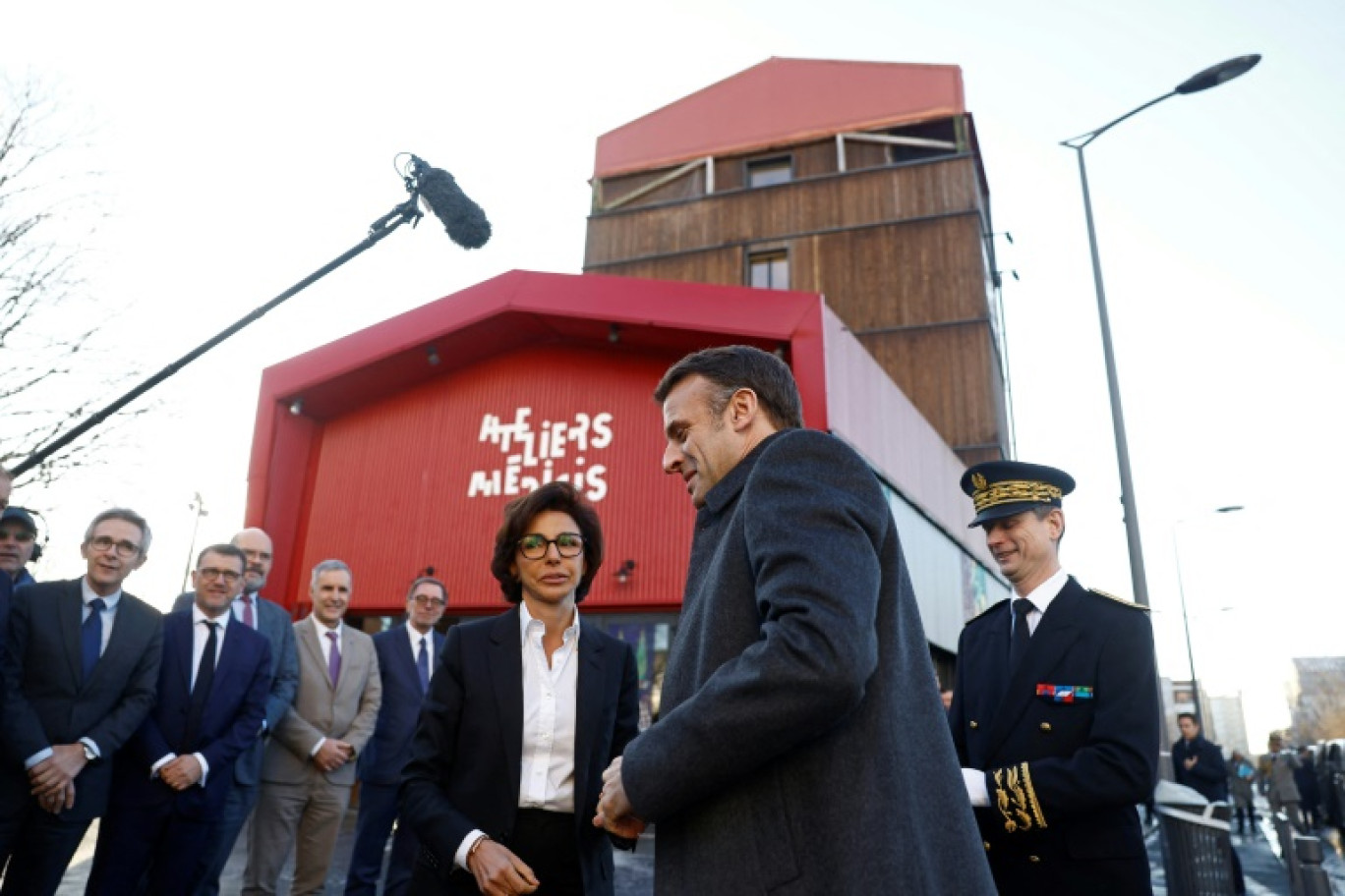 La ministre française de la Culture Rachida Dati (c) accueille le président français Emmanuel Macron (2e à d) pour une visite des Ateliers Médicis, un lieu de création artistique de Clichy-sous-Bois, en Seine-Saint-Denis, le 18 décembre 2024 © CHRISTIAN HARTMANN