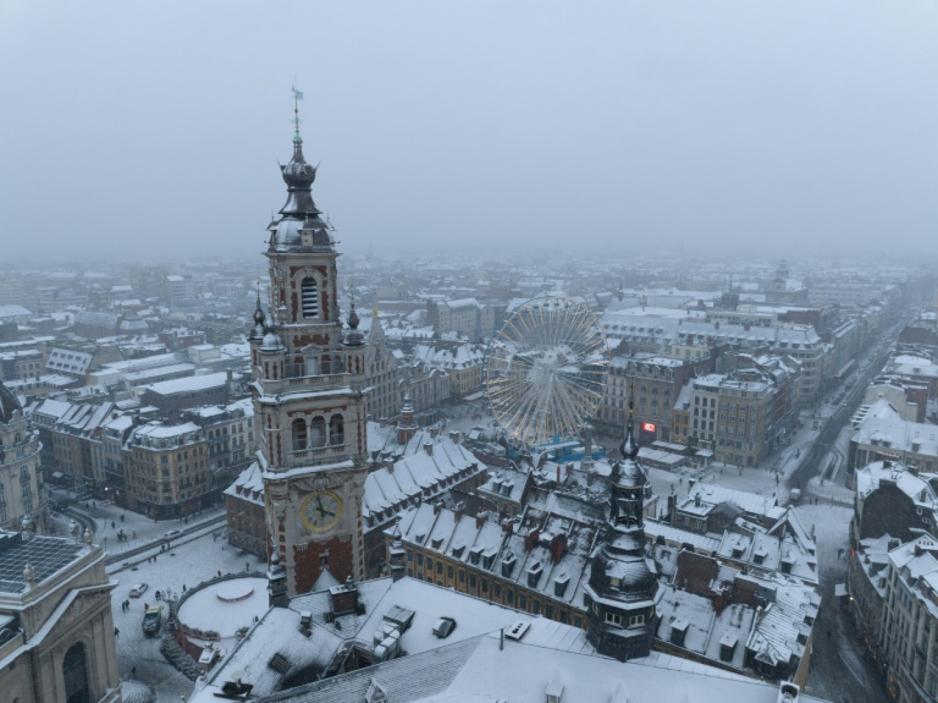 Vue aérienne de Lille sous la neige, le 17 janvier 2024 dans le Nord © Anthony Brzeski