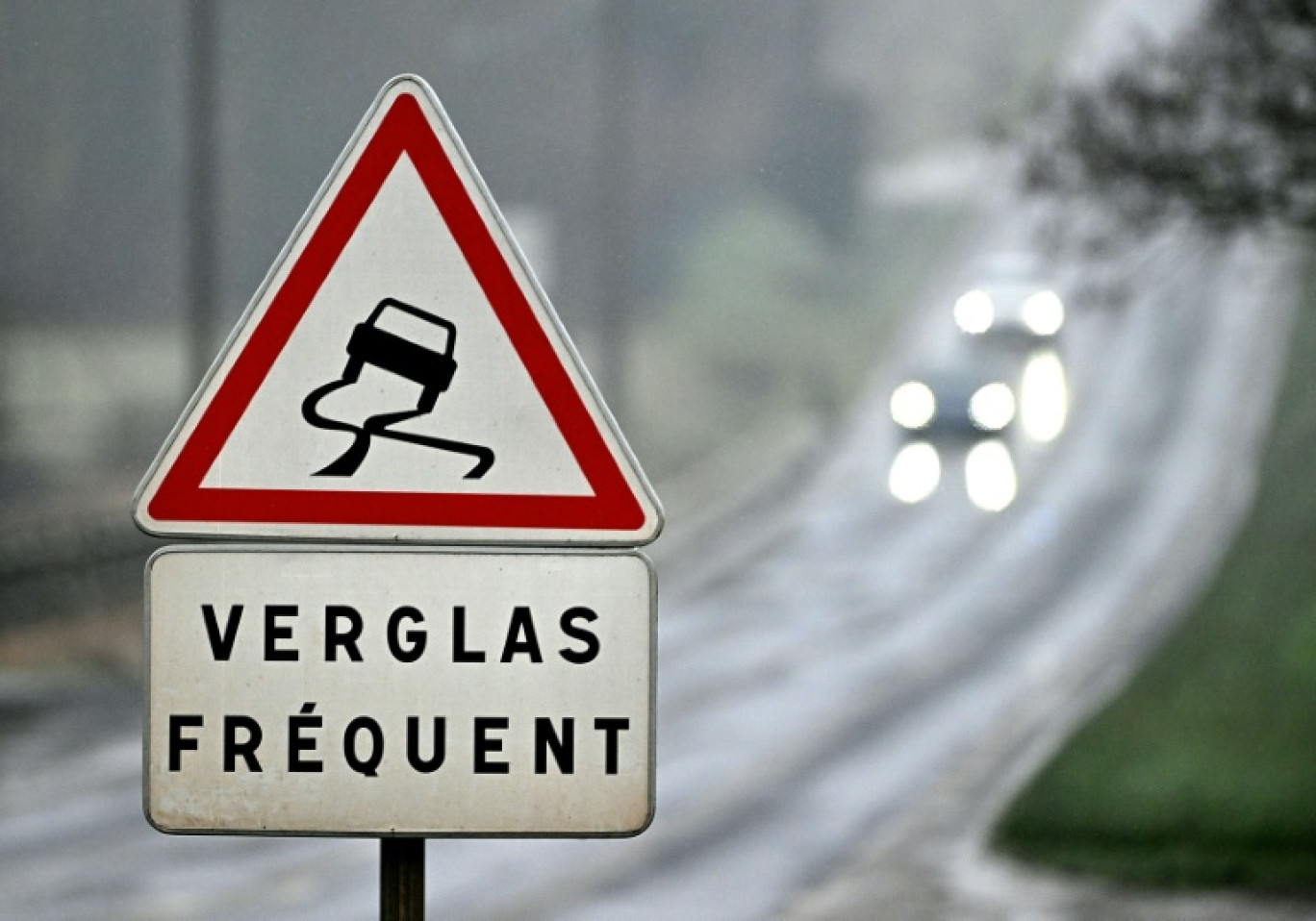 Un panneau de signalisation routière met en garde contre le verglas, le 17 janvier 2024 à Ludes (Marne) © FRANCOIS NASCIMBENI