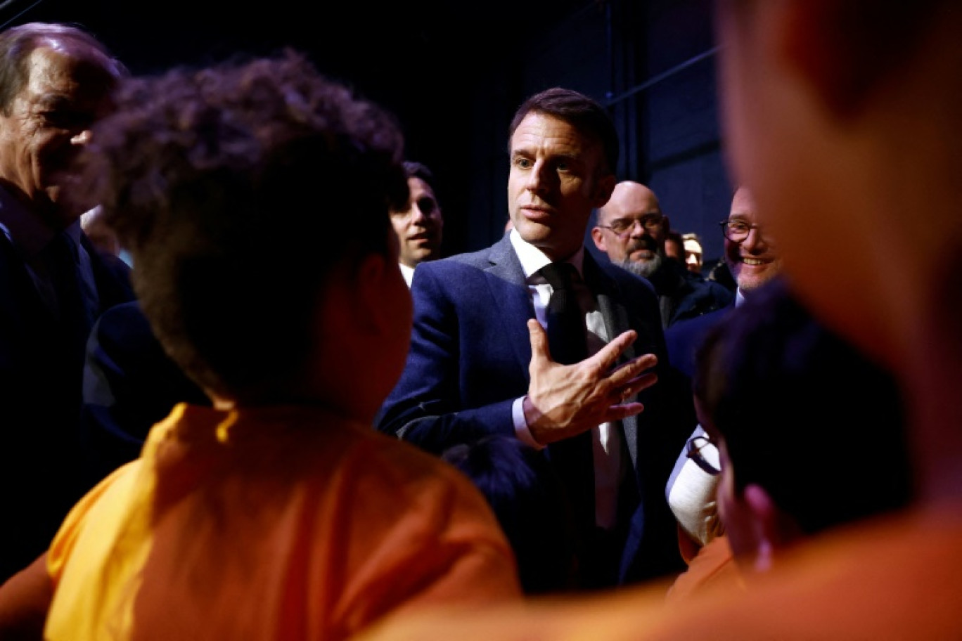 Le président français Emmanuel Macron (c) dans les Ateliers Médicis à Clichy-sous-Bois, en Seine-Saint-Denis, le 18 janvier 2024 © CHRISTIAN HARTMANN