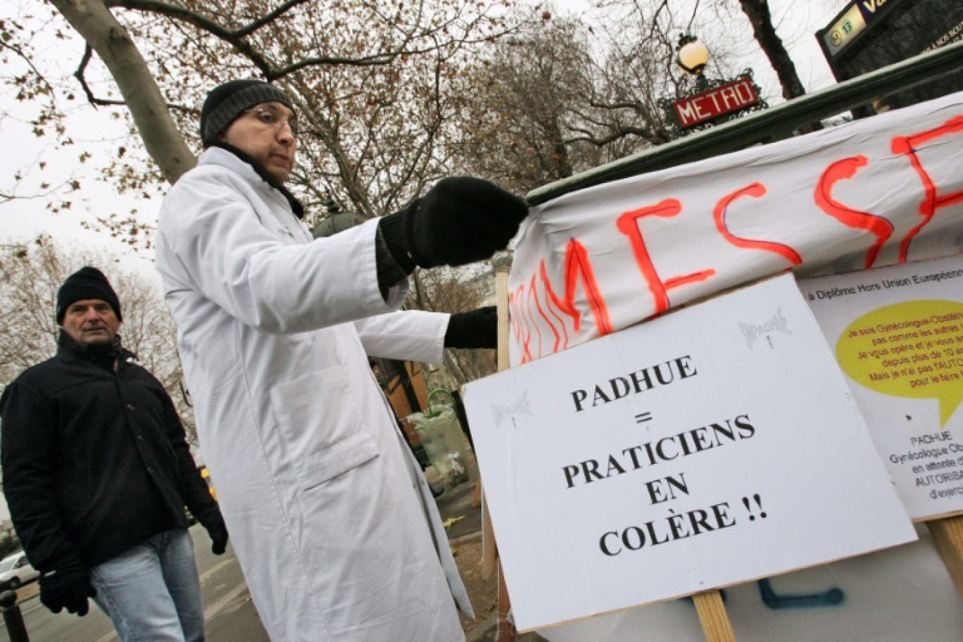 Des médecins à diplôme étranger (hors UE) manifestent devant  Matignon à Paris, le 28 décembre 2005, pour dénoncer le statut précaire et le travail sous-payé © THOMAS COEX