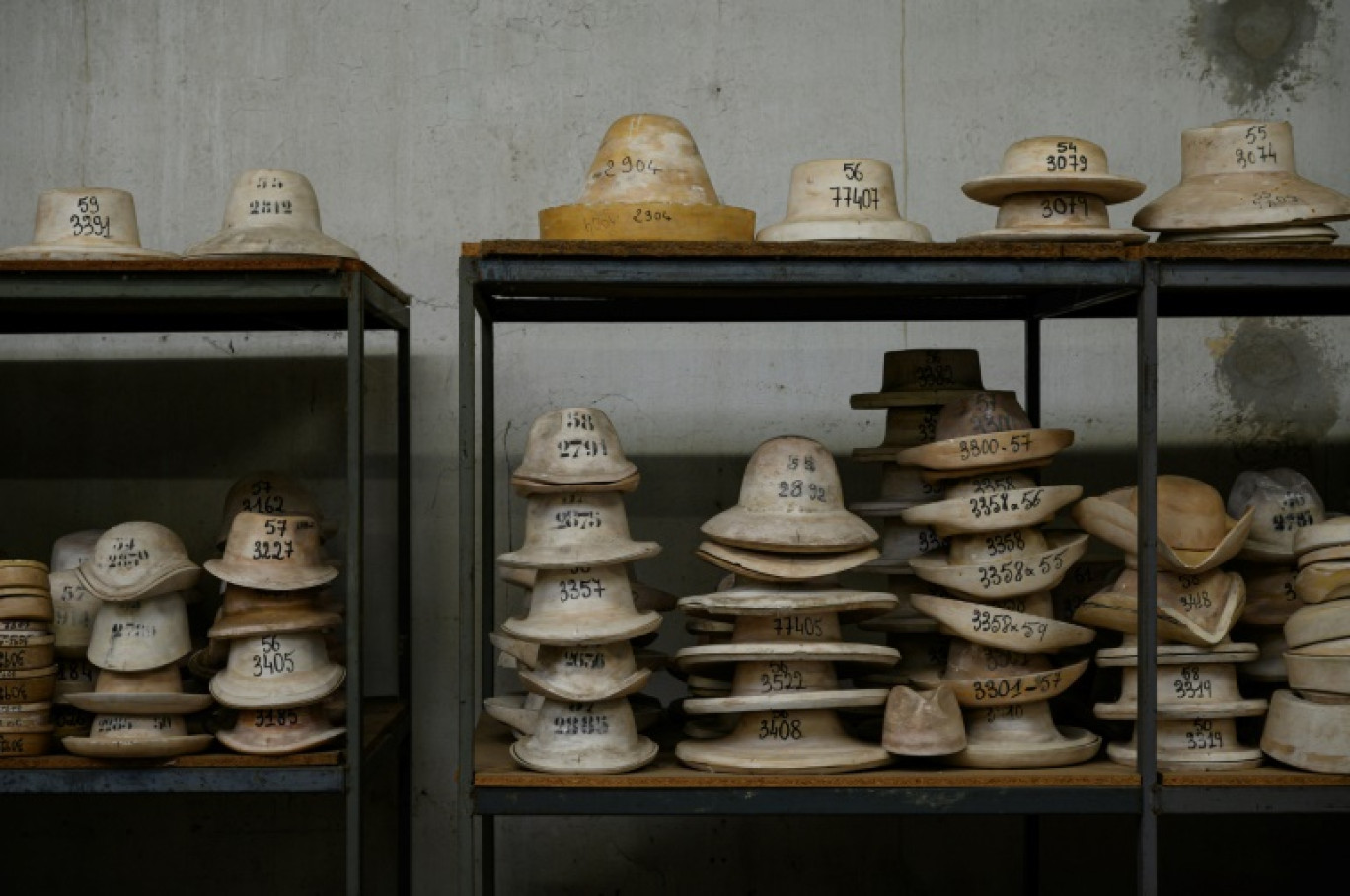 Des moules de fabrication de chapeaux dans la fabrique de Montcapel, à Montazels, dans l'Aude, le 15 janvier 2024 © Ed JONES