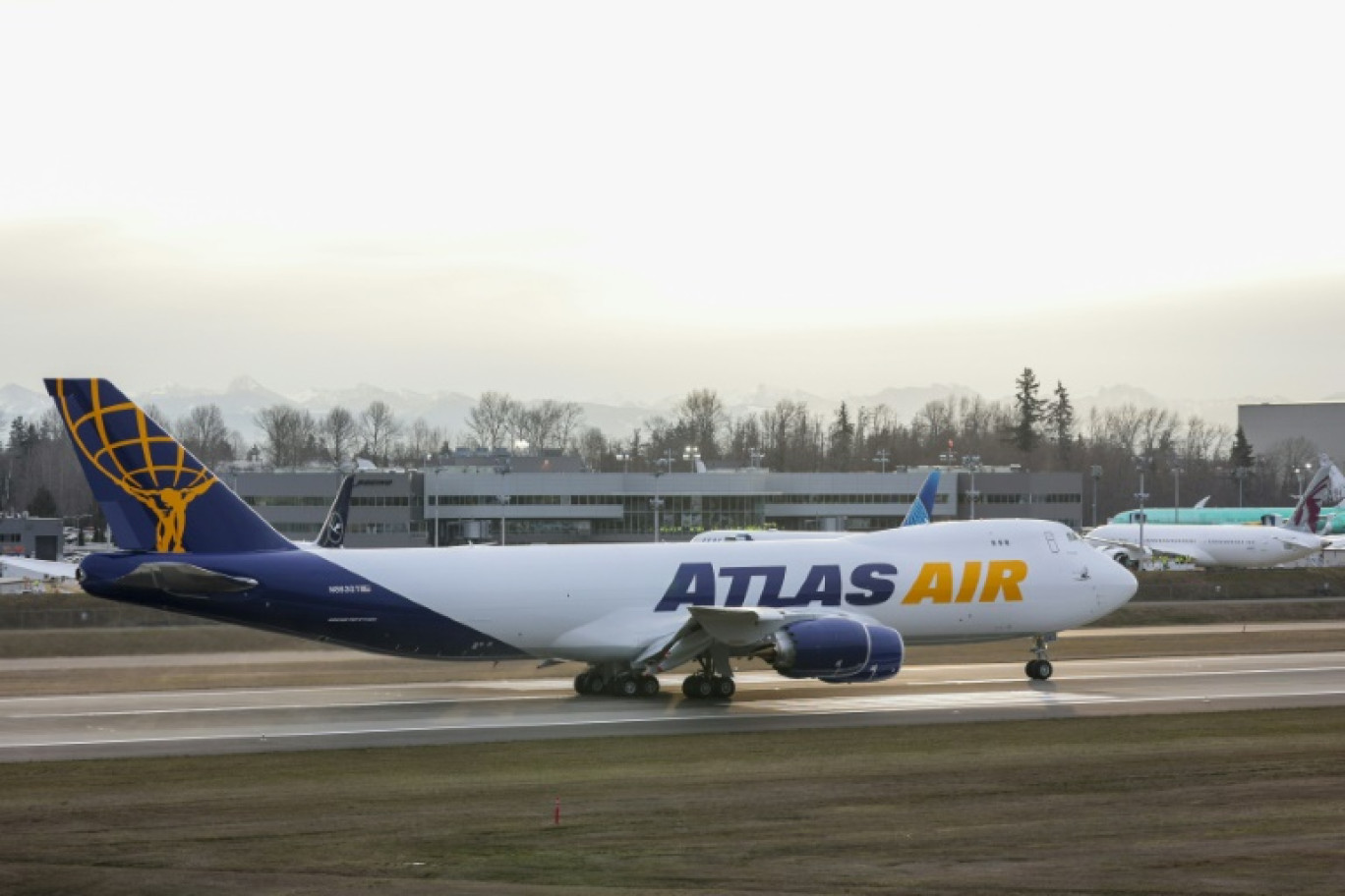 Un Boeing 747 cargo de la compagnie aérienne américaine Atlas Air sur une piste de l'aéroport de Paine Field, le 1er février 2023 à Everett, dans l'Etat de Washington © Jason Redmond