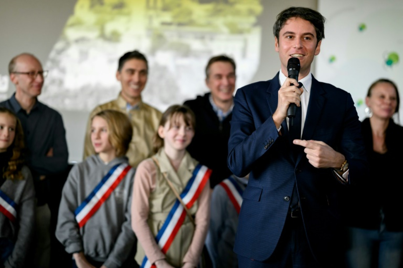 Le Premier ministre Gabriel Attal, à droite, lors d'un discours à Orliénas, dans le Rhône, le 20 janvier 2024 © JEFF PACHOUD