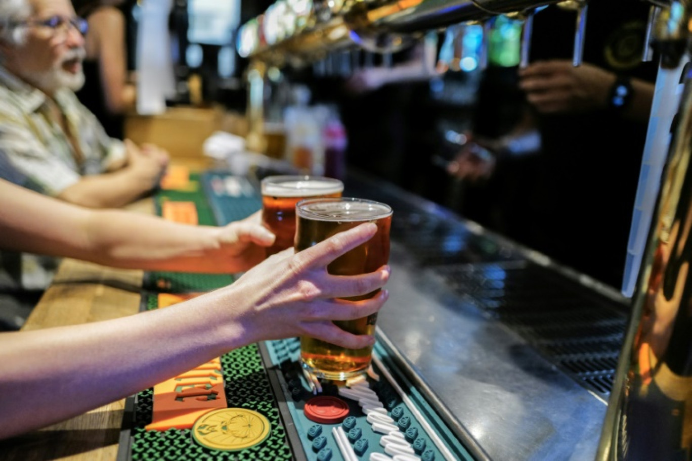 Les Français boivent toujours beaucoup d'alcool, mais moins qu'avant, et les femmes ont tendance à rattraper les hommes lorsqu'il s'agit de "consommation ponctuelle excessive", selon une étude des autorités sanitaires © Charly TRIBALLEAU