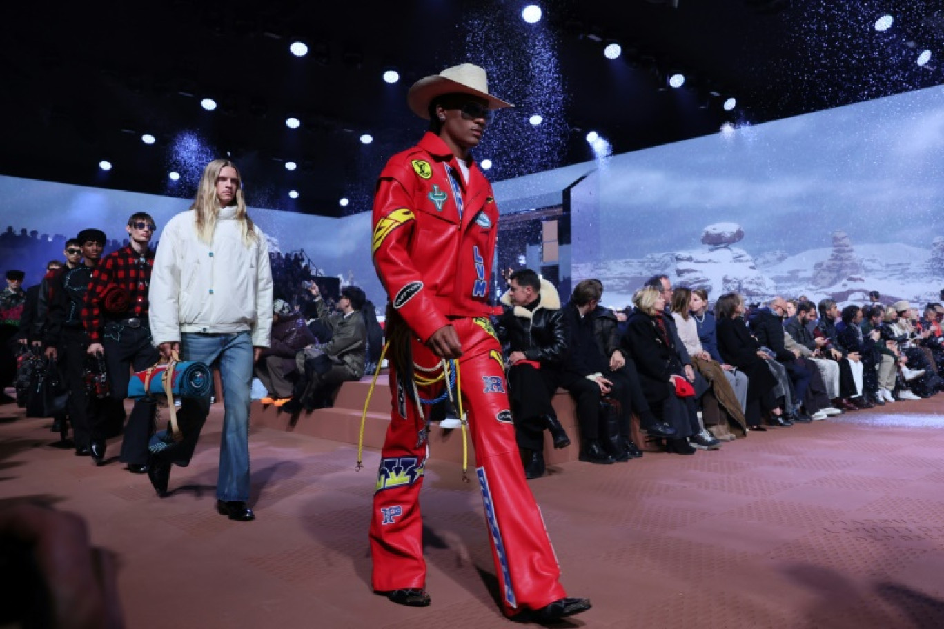 Des mannequins défilent pour la collection Louis Vuitton lors de la Fashion Week homme, le 16 janvier 2024 à Paris © Alain JOCARD