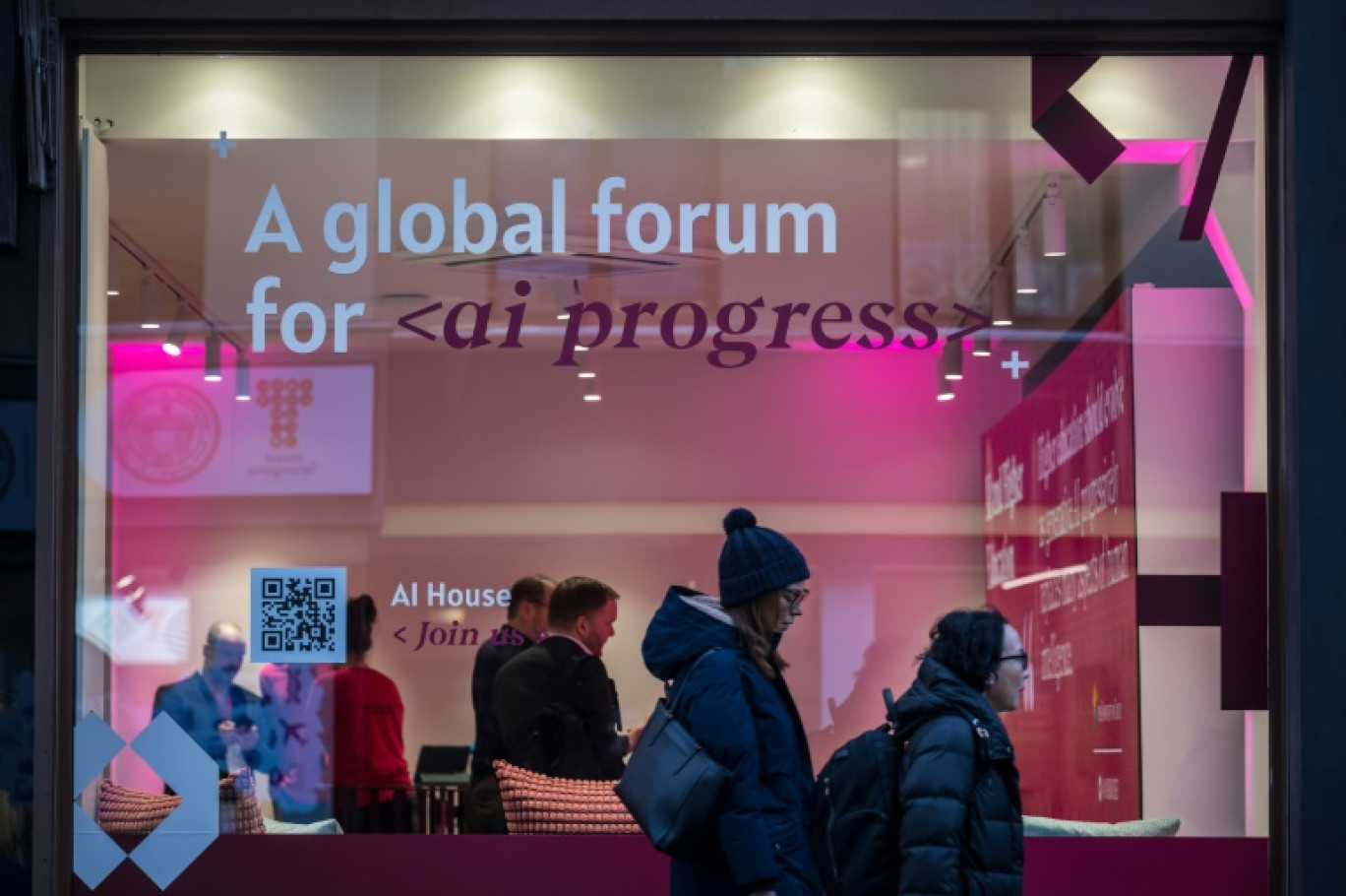 Un stand dédié à l'Intelligence Artificielle (IA) lors du Forum Économique Mondial à Davos, le 18 janvier 2024 en Suisse © Fabrice COFFRINI