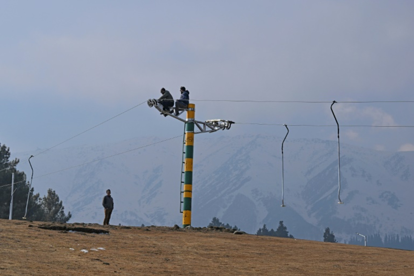 Absence de neige sur les pistes de la station de Gulmarg, dans l'Himalaya indienne, le 17 janvier 2024 © TAUSEEF MUSTAFA