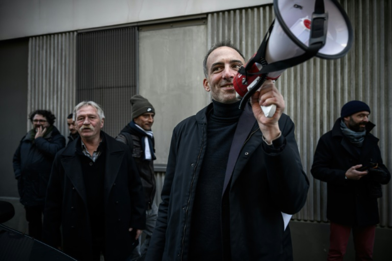 L'ancien eurodéputé écologiste José Bové (G) et Raphaël Glucksmann (D), probable tête de liste socialiste pour les européennes, le 20 janvier 2024 à Bordeaux © Philippe LOPEZ