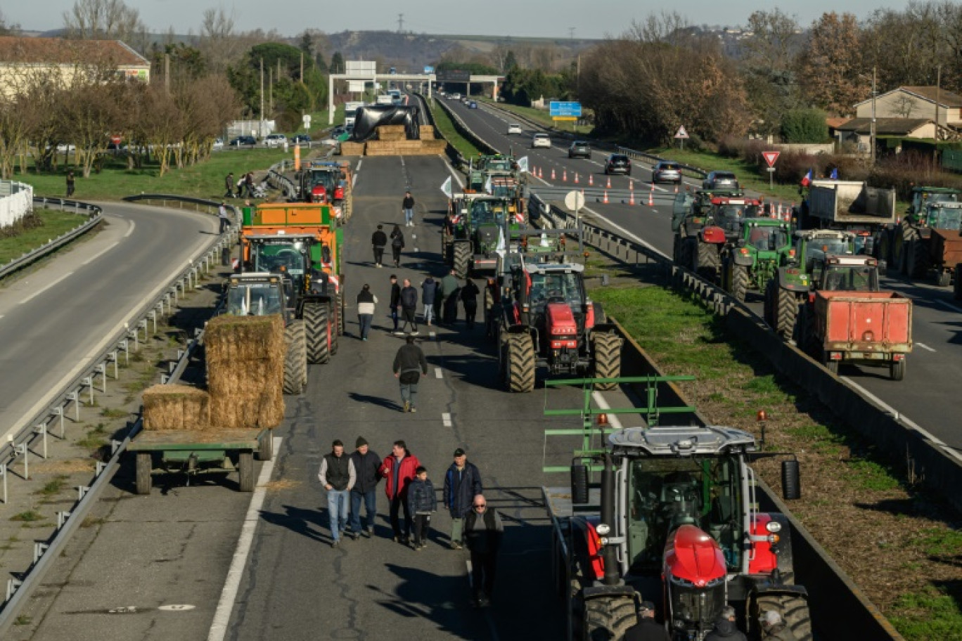 Des agriculteurs bloquent l'autoroute A64 - Toulouse-Bayonne - à hauteur de Carbonne en  Haute-Garonne, le 20 janvier 2024 © Ed JONES