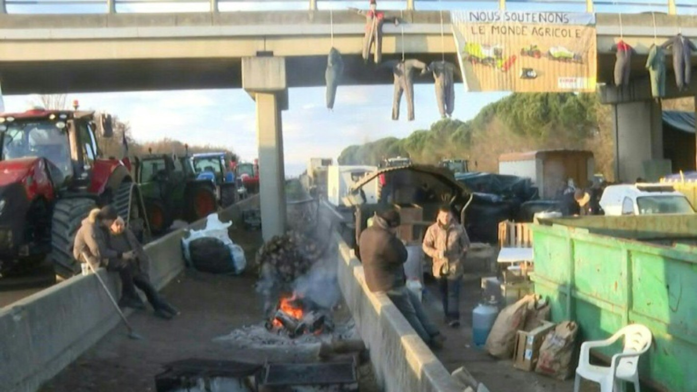 Des agriculteurs bloquent l'A64, à Carbonne (Haute-Garonne), le 22 janvier 2024 © Valentine CHAPUIS