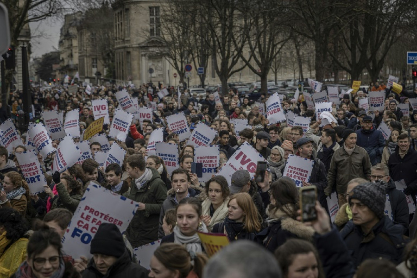 Les opposants à l'avortement manifestent lors de leur traditionnelle "marche pour la vie", le 21 janvier 2024 à Paris © Kiran RIDLEY