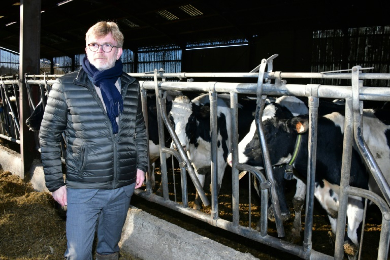 Le ministre de l'Agriculture Marc Fesneau visite une ferme à Massay, le 20 janvier 2024 © Pascal LACHENAUD