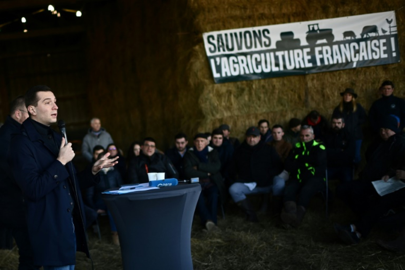 Le président du RN Jordan Bardella s'adresse à des agriculteurs à Queyrac, en Gironde, le 20 janvier 2024 © Christophe ARCHAMBAULT