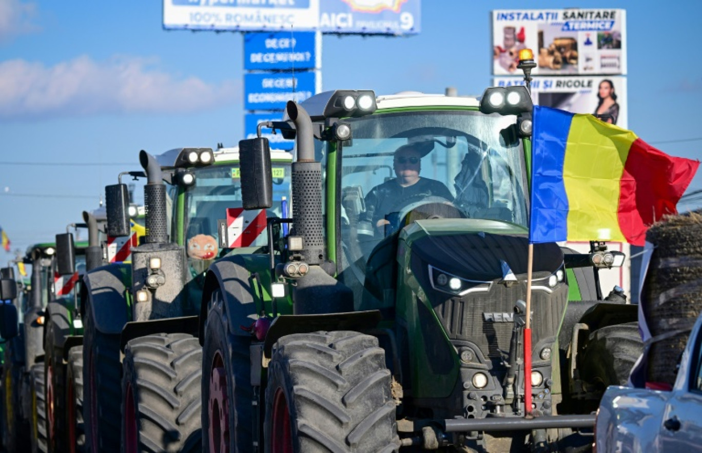 Des agriculteurs roumains en colère rassemblés sur une route à Afumati, à une quinzaine de km de Bucarest,  le 16 janvier 2024 © Daniel MIHAILESCU