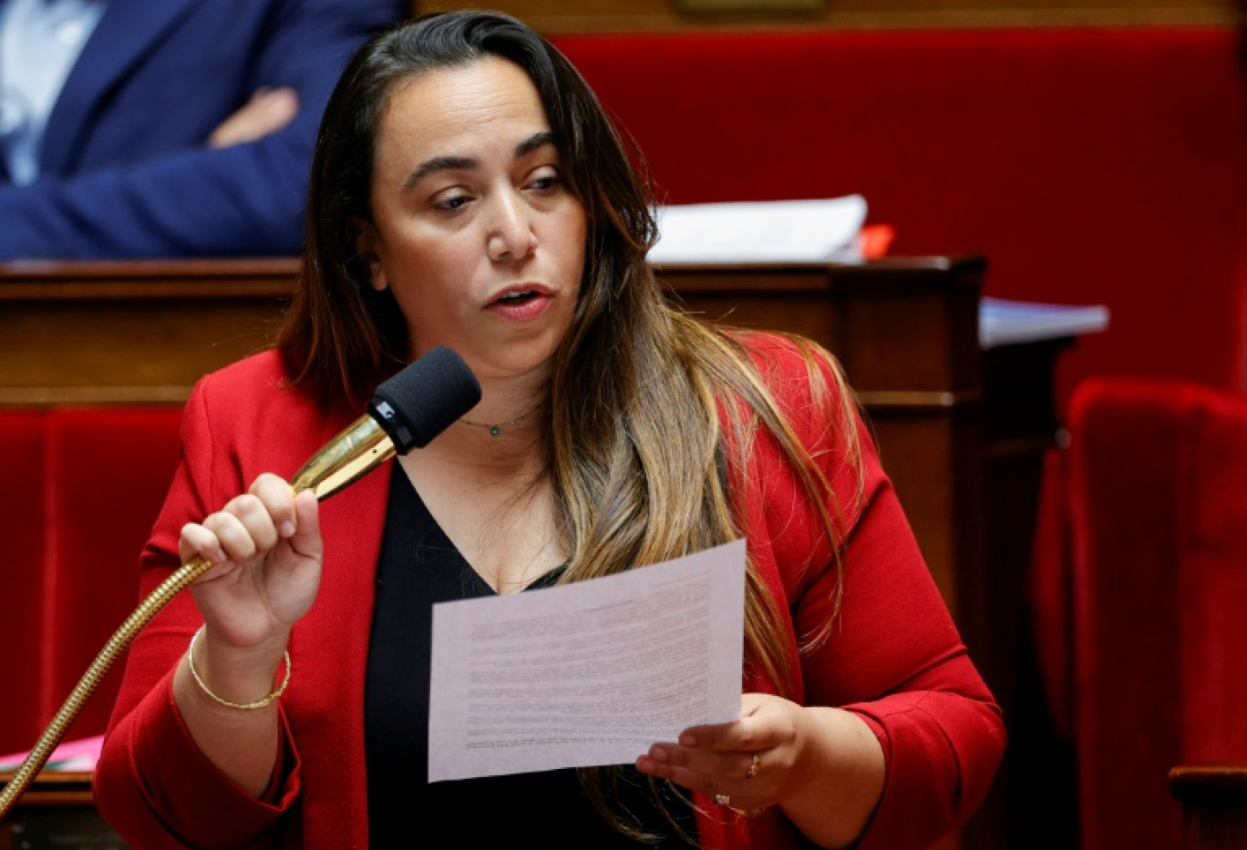 La députée écologiste Sabrina Sebaihi, rapporteuse de la Commission d'enquête parlementaire sur les fédérations sportives, à l'Assemblée nationale, à Paris, le 27 juin 2023 © Geoffroy VAN DER HASSELT