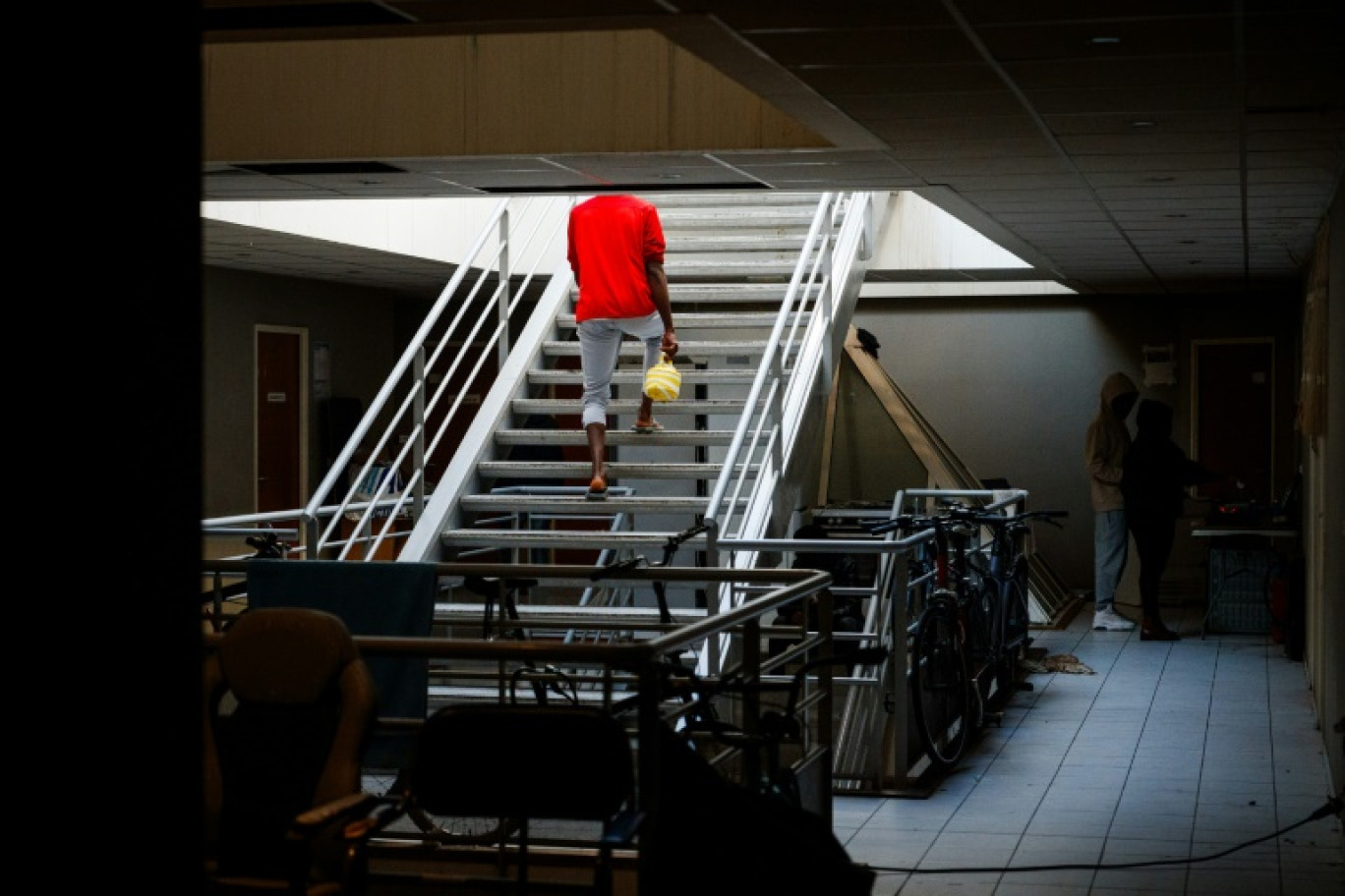 Un immeuble de bureau vide investi par des migrants sans-logis, à Vitry-sur-Seine (Val-de-Marne), le 19 janvier 2024 © Dimitar DILKOFF