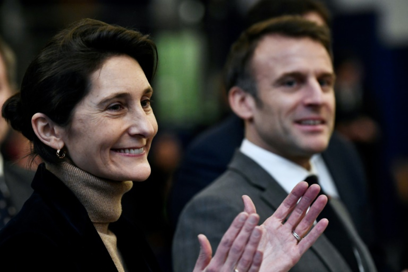 La ministre de l'Education et des Sports, Amélie Oudéa-Castéra (g) et le président Emmanuel Macron visitent l'Institut national du sport, de l'expertise et de la performance (INSEP) pour présenter les vœux du président aux athlètes d'élite avant les Jeux olympiques et paralympiques de Paris 2024, le 23 janvier 2024 à Paris © STEPHANE DE SAKUTIN