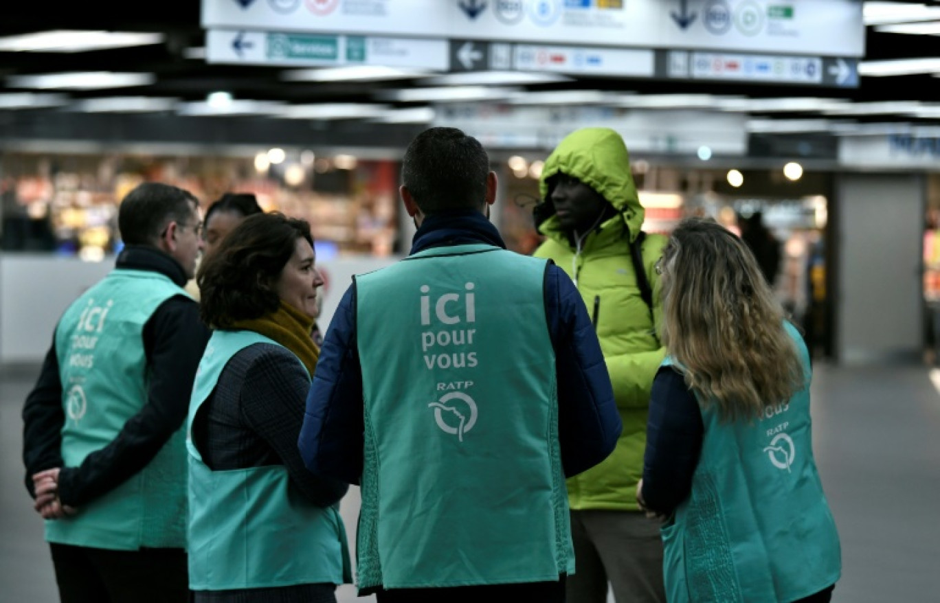 Une équipe d'agents à la station de métro et de RER de Châtelet-Les Halles, le 19 janvier 2023 © STEPHANE DE SAKUTIN