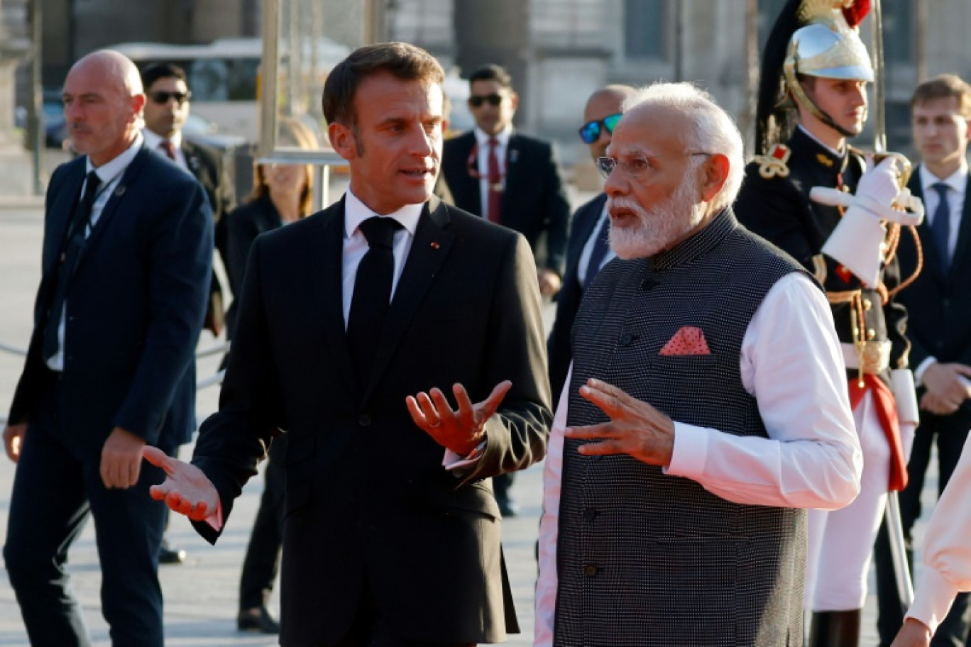 Le président Emmanuel Macron (g) acccueille le Premier ministre indien Narendra Modi au musée du Louvre pour un dîner, le 14 juillet 2023 à Paris © Ludovic MARIN