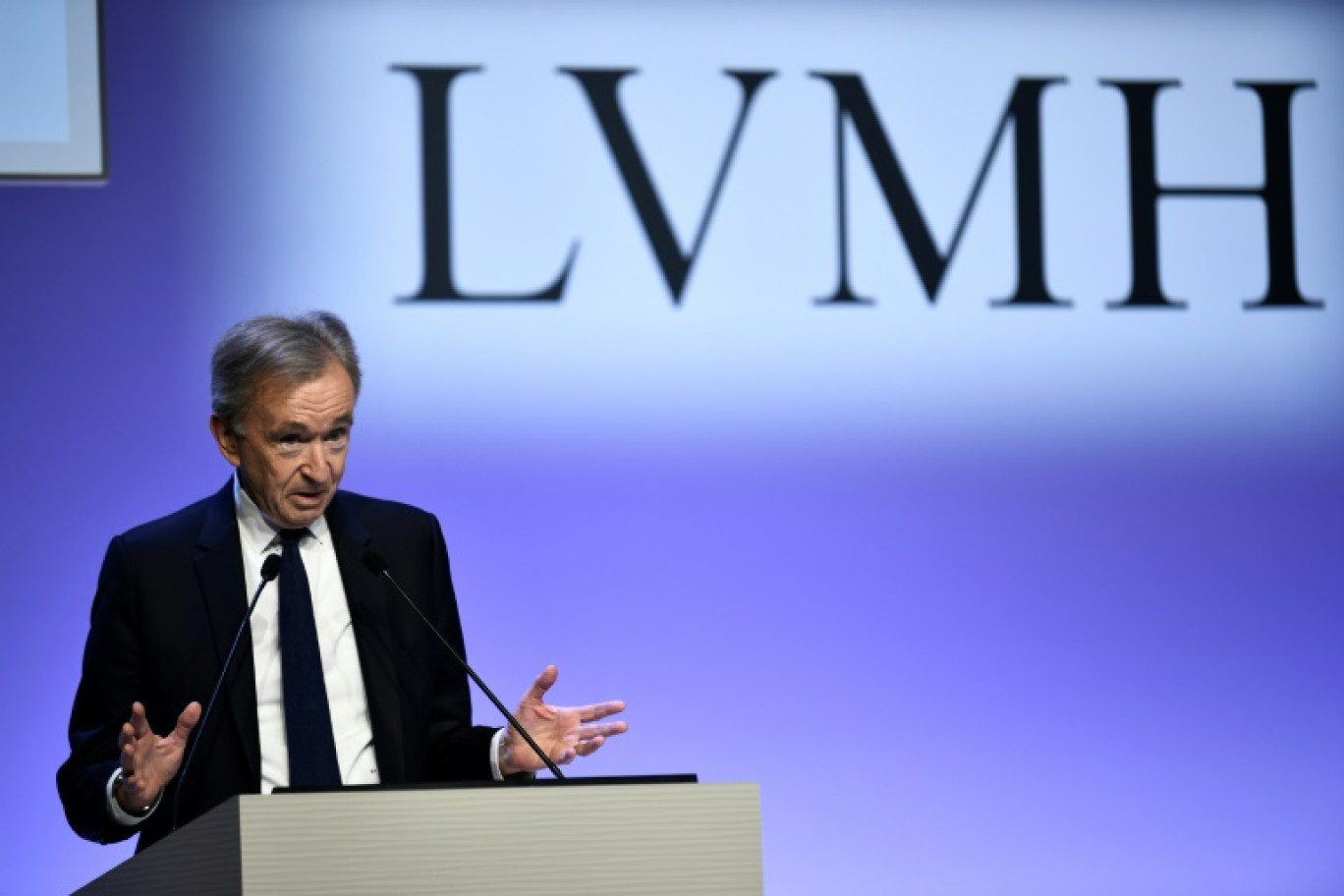 Le pdg français du numéro un mondial LVMH Bernard Arnault lors de la présentation des résultats 2023 le 25 janvier à Paris © STEPHANE DE SAKUTIN