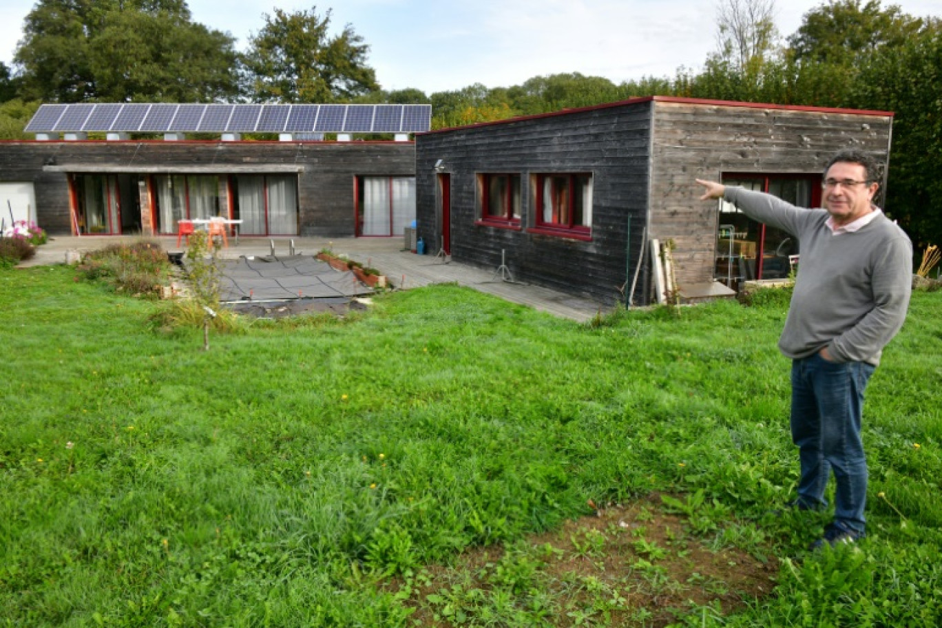 Jean Chappert montre des panneaux solaires installés sur le toit de sa maison, le 19 octobre 2022 à Saint-Priest-La-Plaine (Creuse) © PASCAL LACHENAUD