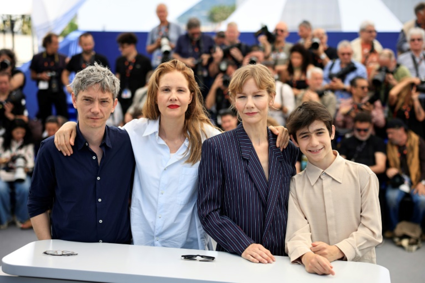 L'équipe du film "Anatomie d'une Chute" lors de la 76ème édition du Festival de Cannes, le 22 mai 2023 © Valery HACHE