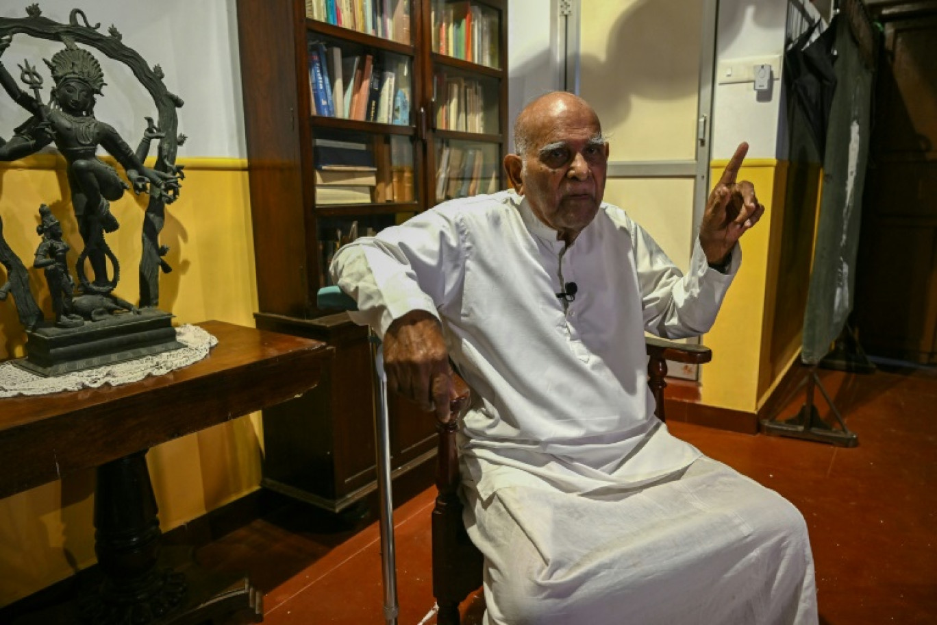 David Annoussamy, 96 ans, un ancien magistrat pose pour un photographe lors d'un entretien avec l'AFP le 16 janvier 2024 à Pondichéry © Arun SANKAR