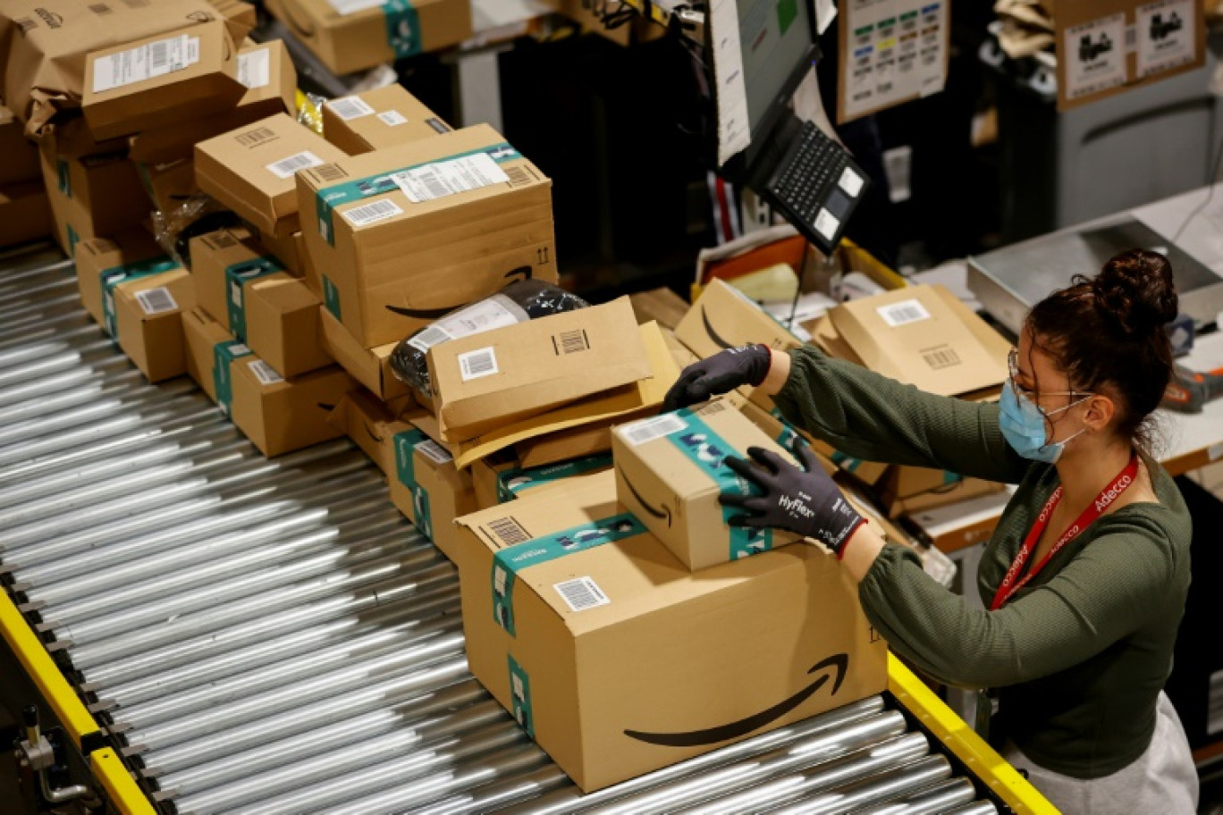 Une employée travaille sur un site Amazon à Brétigny-sur-Orge, en Essonne, le 14 décembre 2021 © Thomas SAMSON