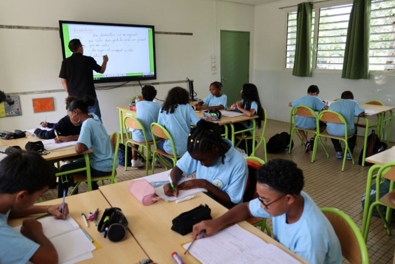 Des élèves vêtus de leur tenue unique, au collège Amiral Bouvet à Saint-Benoît, le 23 janvier 2024 à La Réunion © Richard BOUHET