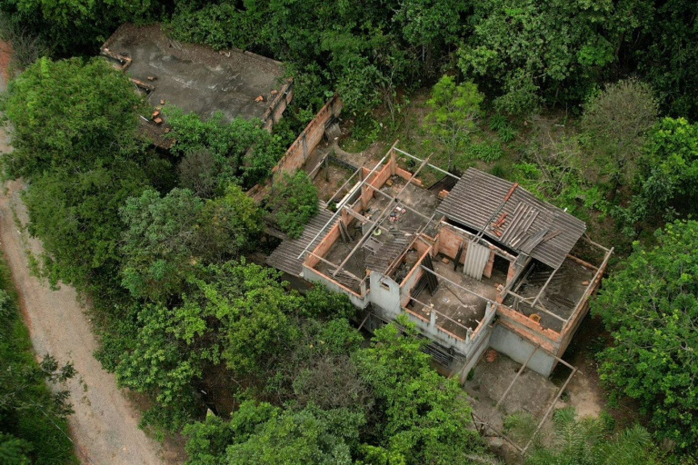 Maisons et rues abandonnées à Parque da Cachoeira, l'une des localités affectées par la rupture du barrage de Brumadinho au Brésil en 2019, le 22 janvier 2024 © Douglas Magno