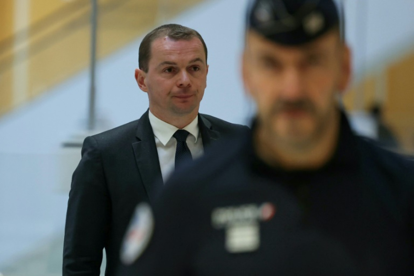 Olivier Dussopt, alors ministre du Travail, arrive au tribunal de Paris le 27 novembre 2023 pour son procès pour des soupçons de favoritisme dans l'attribution du marché public de l'eau lorsqu'il était maire d'Annonay © Thomas SAMSON