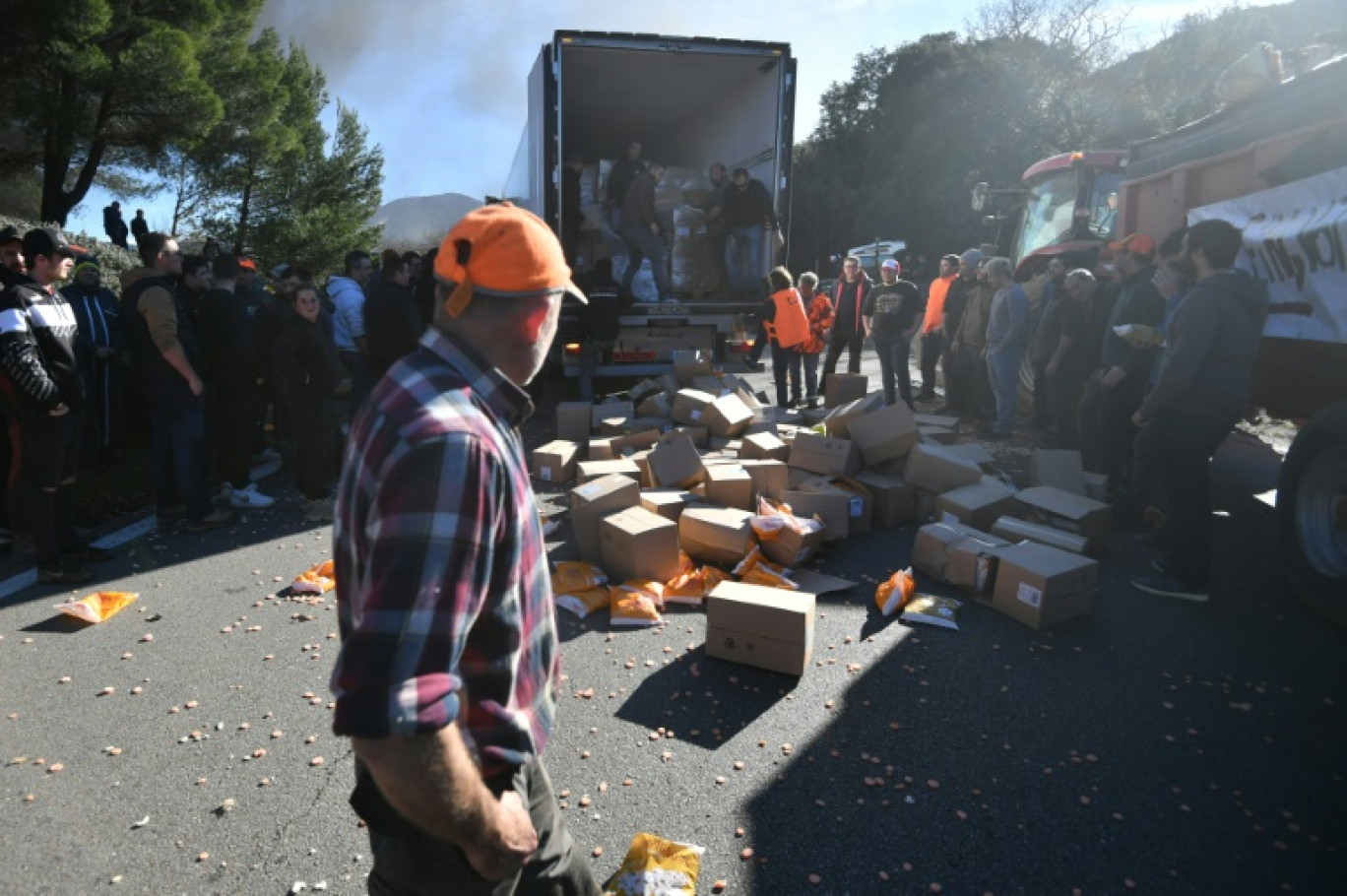 Les agriculteurs vident un camion transportant des légumes de Belgique, au péage Montélimar-Sud de l'autoroute A7, le 24 janvier 2024 © Sylvain THOMAS