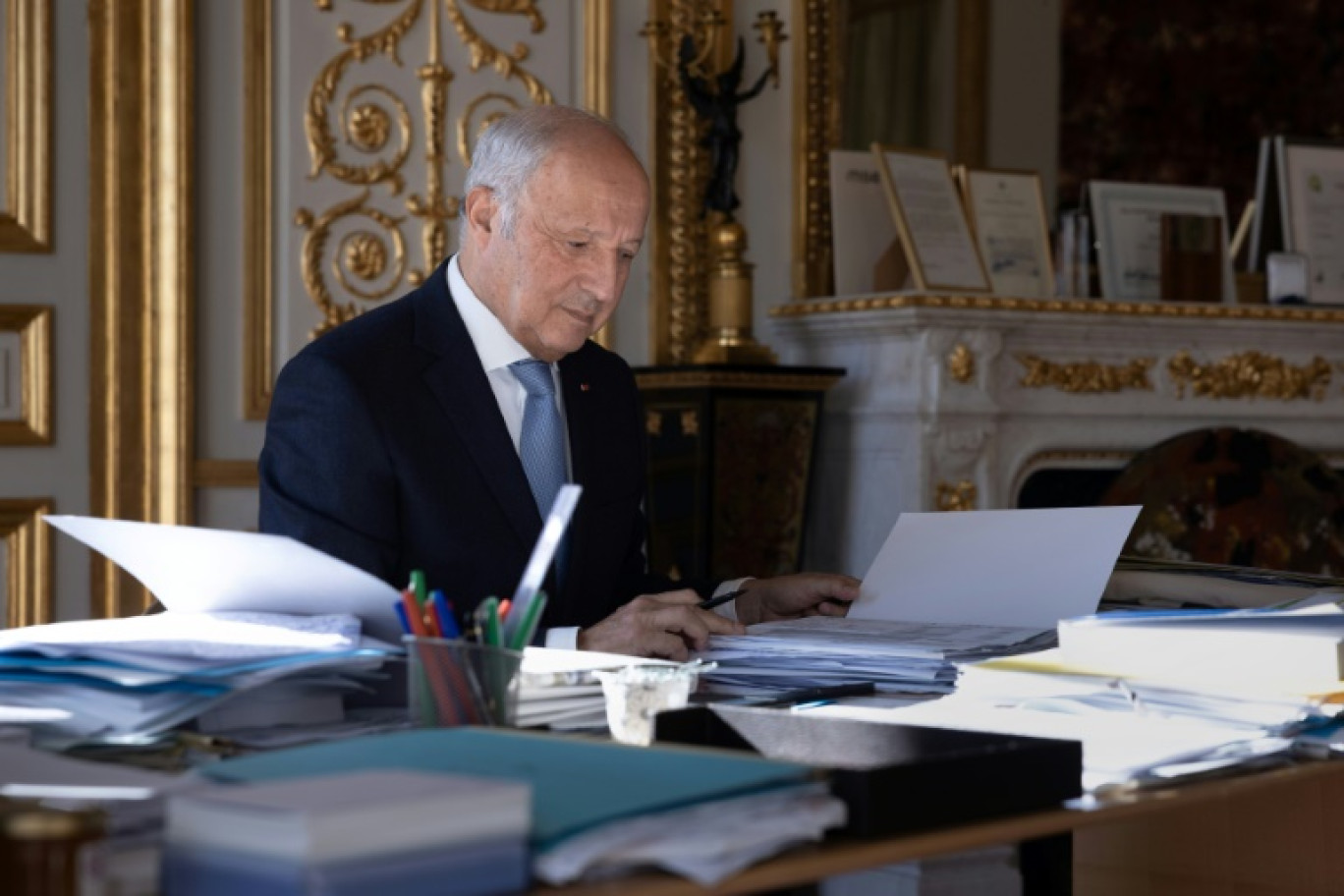 Le président du Conseil constitutionnel, Laurent Fabius, dans son bureau, le 19 octobre 2023 à Paris © JOEL SAGET