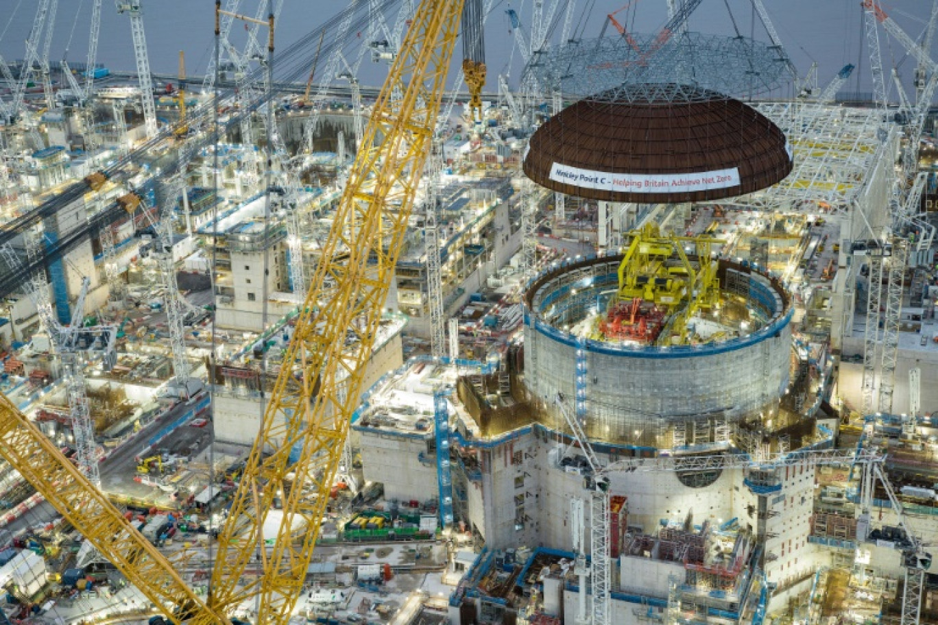 Le dôme en acier de 245 tonnes sur le premier bâtiment réacteur de Hinkley Point C, à la centrale nucléaire de Hinkley Point, près de Bridgewater, dans le sud-ouest de l'Angleterre, dans une photographie publiée par EDF Energy le 15 décembre 2023 © Handout