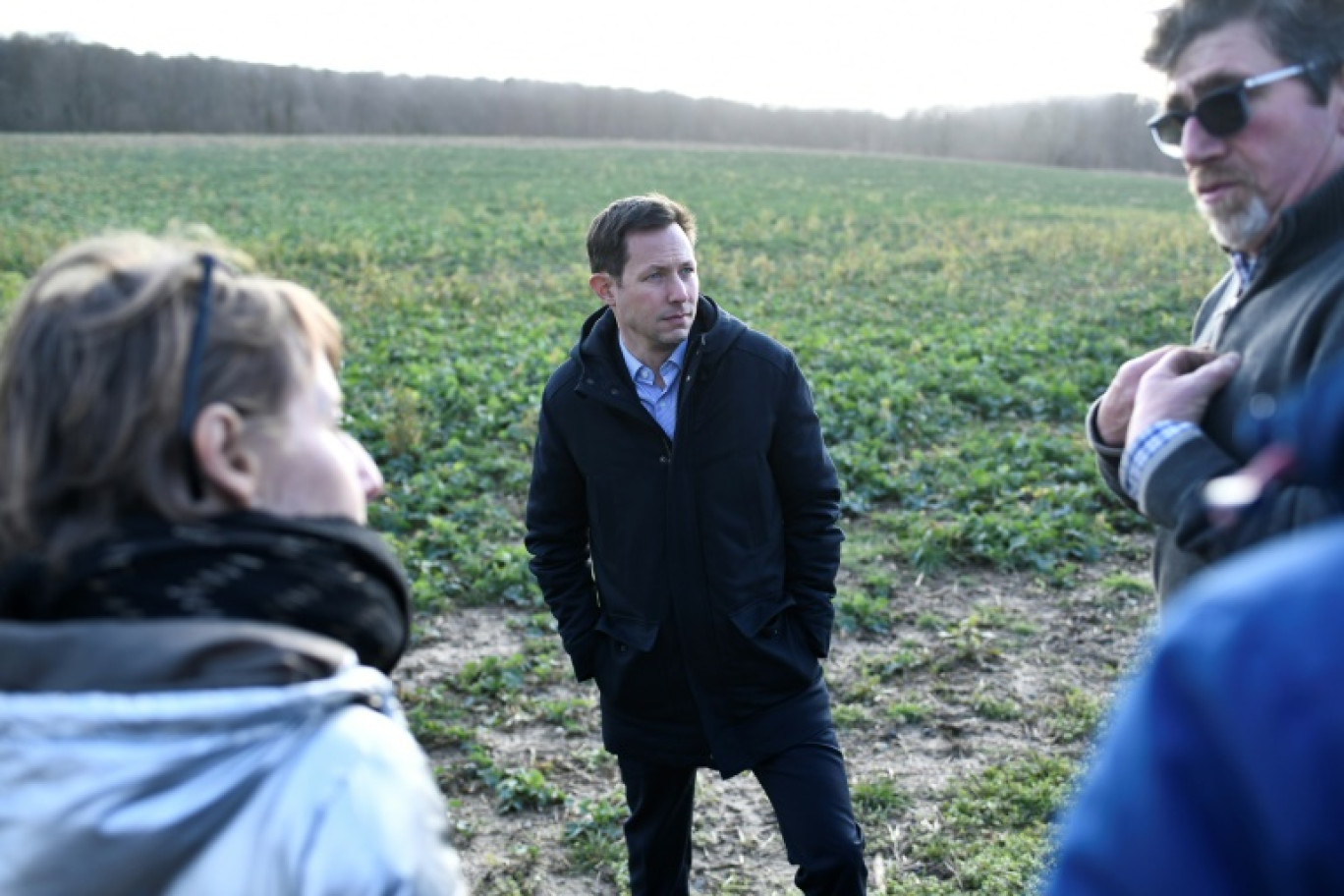 L'eurodéputé François-Xavier Bellamy, tête de liste de LR aux européennes, rencontre des agriculteurs le 24 janvier 2024 à Cannectancourt, dans l'Oise © STEPHANE DE SAKUTIN
