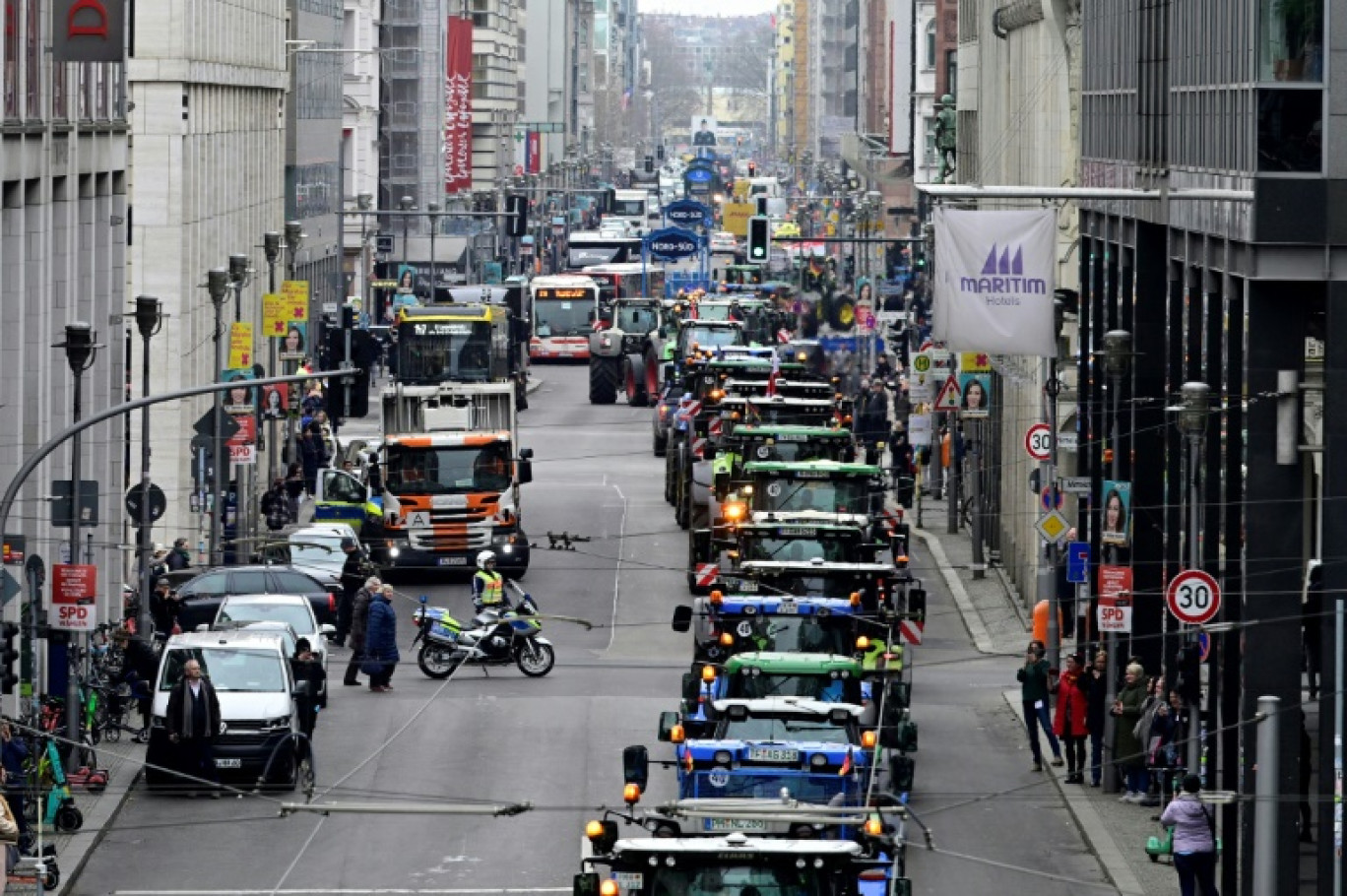 Des agriculteurs manifestent en tracteur dans les rues de Berlin, le 26 janvier 2024 © JOHN MACDOUGALL