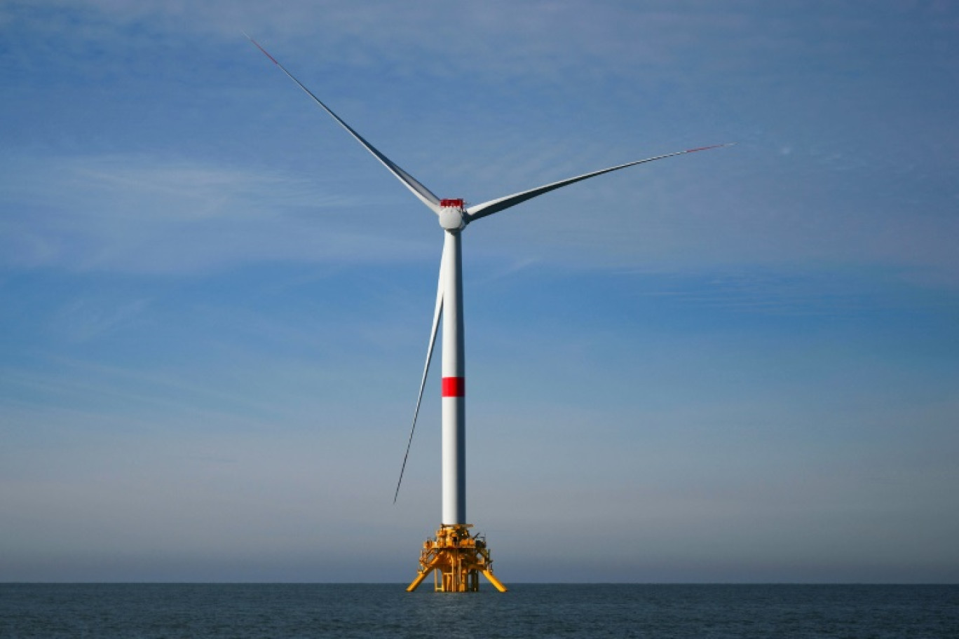 Eolienne installée au large de Port-de-Bouc, dans les Bouches-du-Rhône, le 7 décembre 2023 © Christophe SIMON