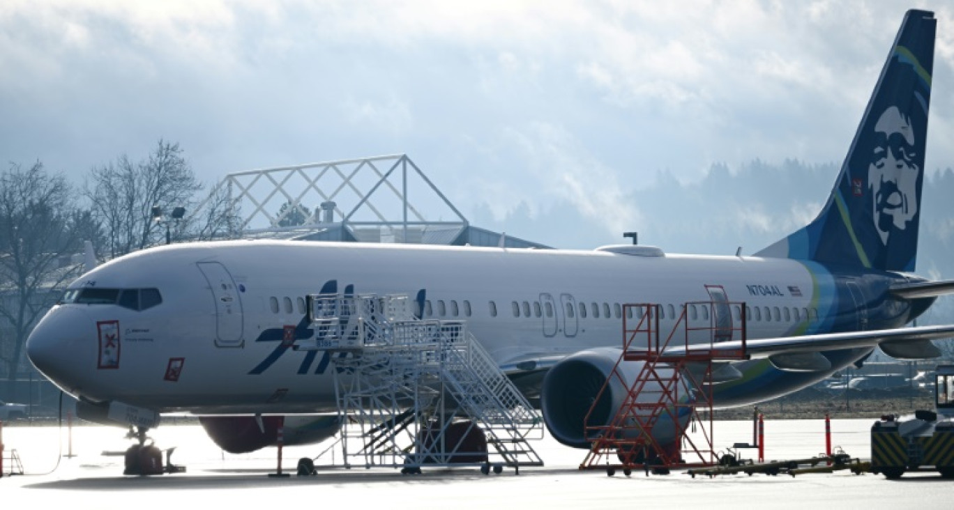 Le Boeing 737 Max 9 d'Alaska Airlines, qui a effectué un atterrissage d'urgence à l'aéroport de Portland le 5 janvier, est stationné sur le tarmac de Portland, le 23 janvier 2024 en Orégon © Patrick T. Fallon