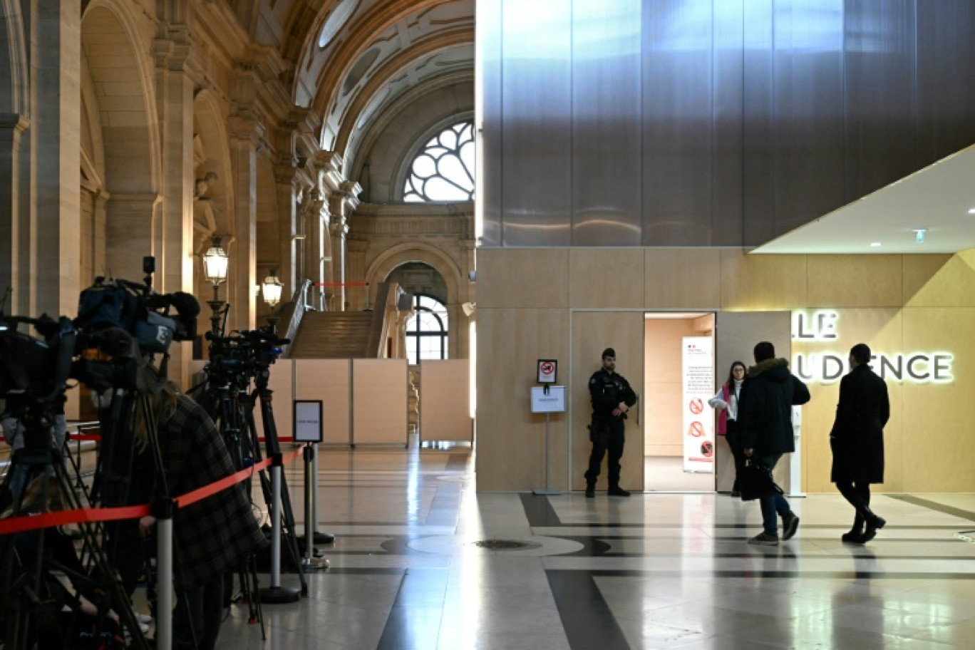 L'entrée de la salle d'audience à l'ouverture du procès des attentats de Trèbes et Carcassonne, le 22 janvier 2024 à Paris © Bertrand GUAY