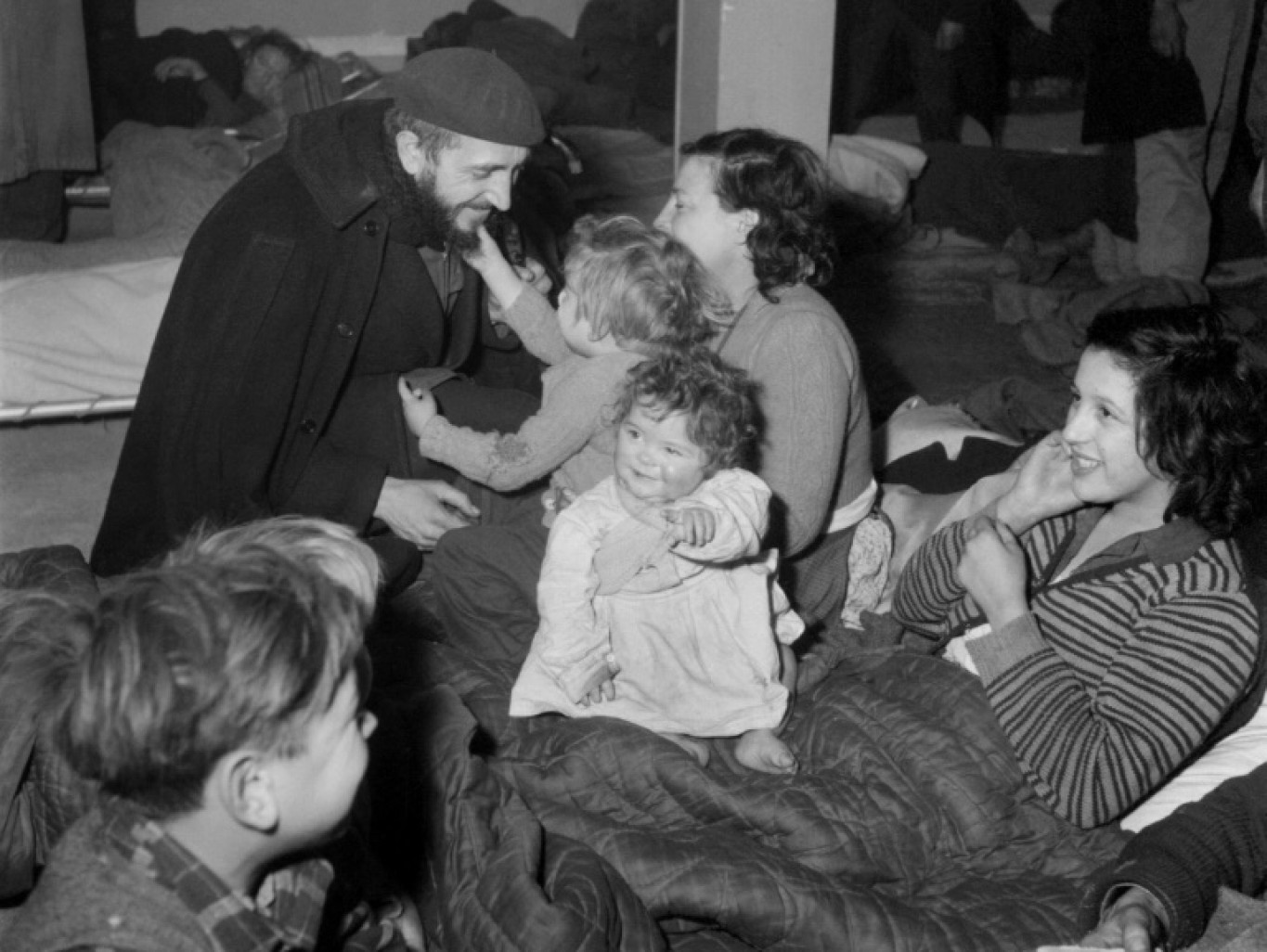 L'Abbé Pierre et une famille sans-abri, le 2 février 1954 à Paris © -