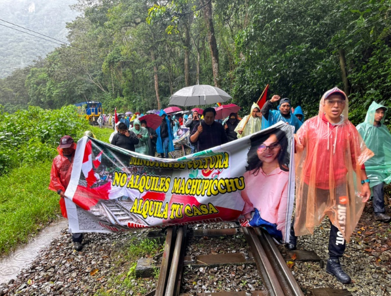 Des manifestants bloquent la progression du train emmenant les touristes à la citadelle inca du Machu Picchu, le 25 janvier 2024 au Pérou © Carolina Paucar