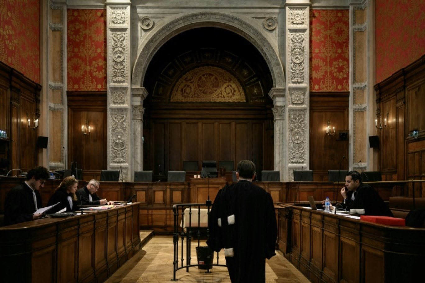 Des avocats dans la salle d'audience du palais de justice de Lyon, à l'ouverture du procès pour le vol d'un camion de transport de fonds en Suisse en 2017, le 22 janvier 2024 © JEFF PACHOUD