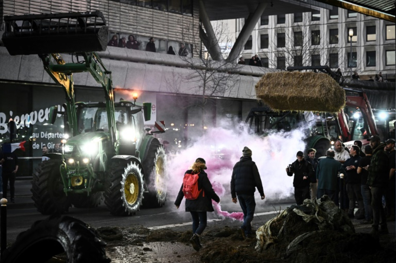 Des agriculteurs déversent du fumier lors d'une manifestation devant la préfecture de la Gironde à Bordeaux, le 25 janvier 2024 © Philippe LOPEZ