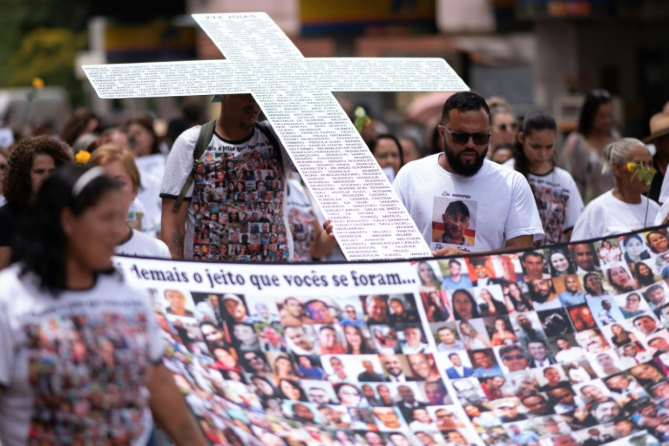 Des proches des victimes participent à la commémoration du cinquième anniversaire de l'effondrement du barrage de Brumadinho, le 25 janvier 2024 à Brumadinho, dans l'État de Minas Gerais, au Brésil © DOUGLAS MAGNO