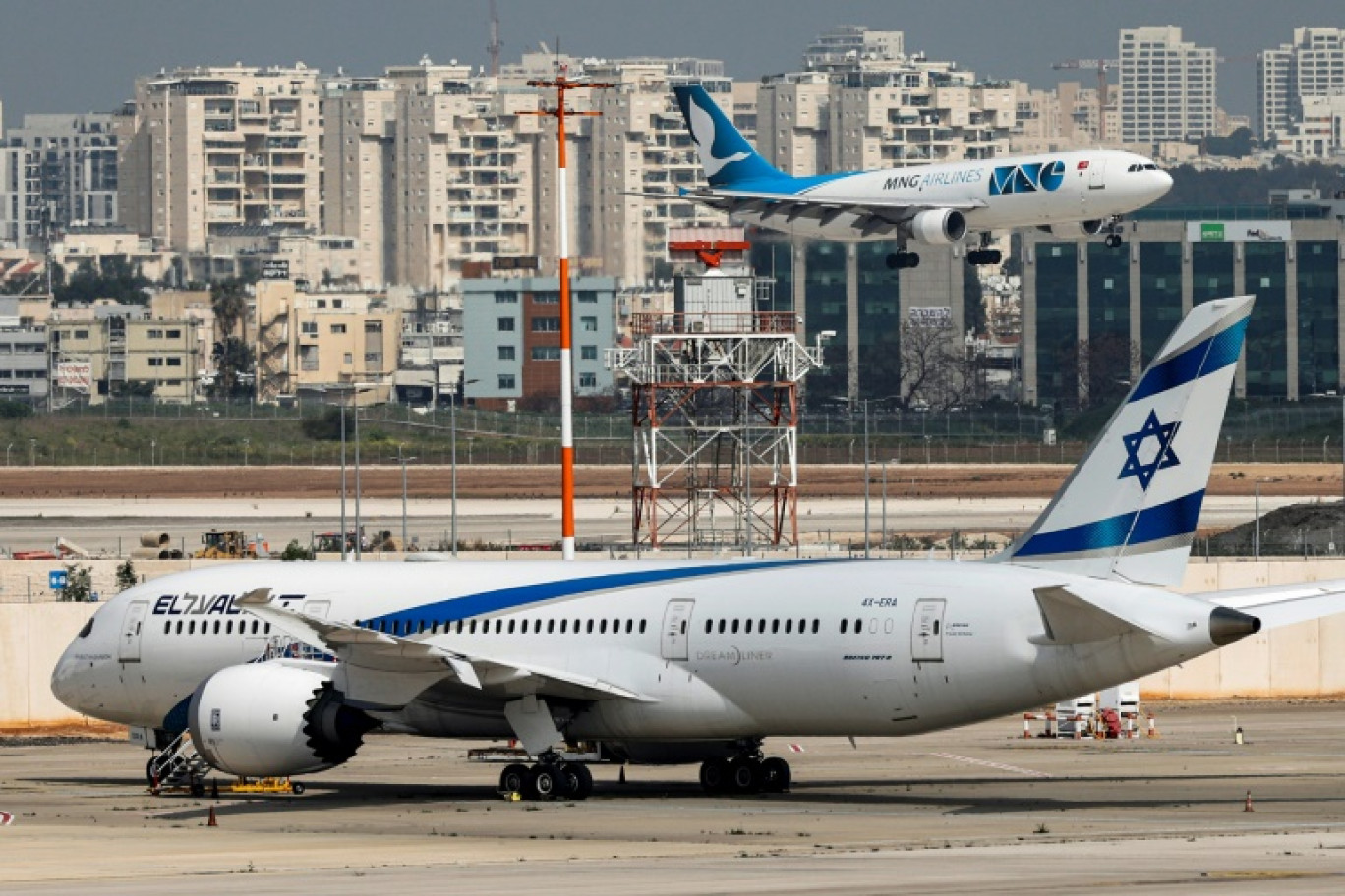 Un avion de la compagnie israélienne El Al sur le tarmac de l'aéroport Ben Gourion près de Tel-Aviv, le 7 mars 2021 © JACK GUEZ