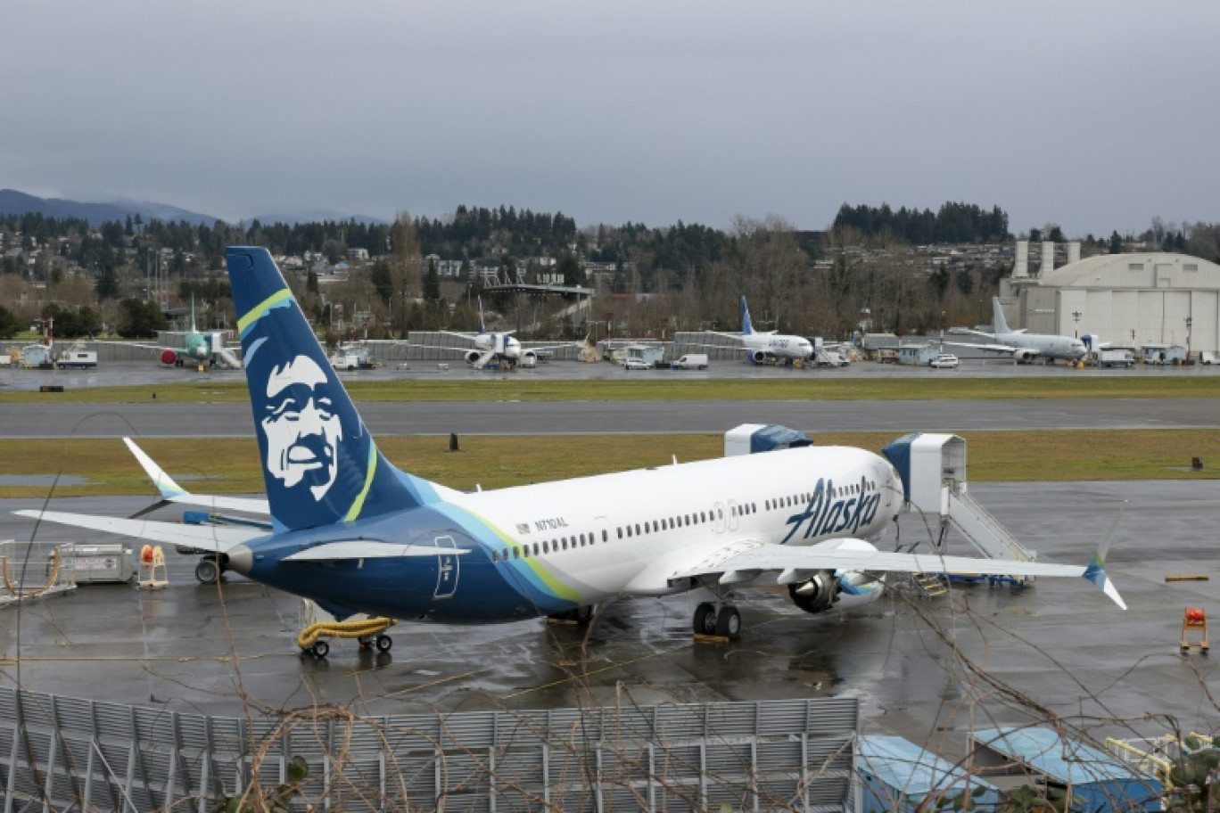 Un Boeing 737 MAX 9 de la compagnie Alaska Airlines sur le tarmac de l'aéroport de Renton, dans l'Etat américain de Washington, le 25 janvier 2024 © Jason Redmond