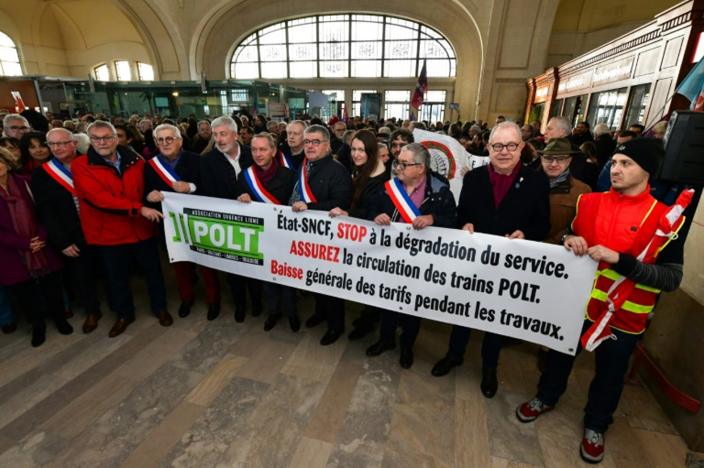 Des élus locaux et des usagers de la ligne ferroviaire Paris-Orléans-Limoges-Toulouse (POLT), critiquée pour son service "dégradé", manifestent le 27 janvier 2024 à Limoges © Pascal LACHENAUD