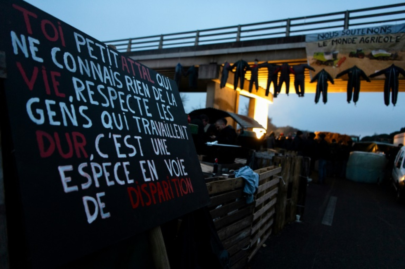 L'autoroute A64 bloquée par des agriculteurs en colère près de Carbonne au sud de Toulouse le 26 janvier 2024 © Matthieu RONDEL